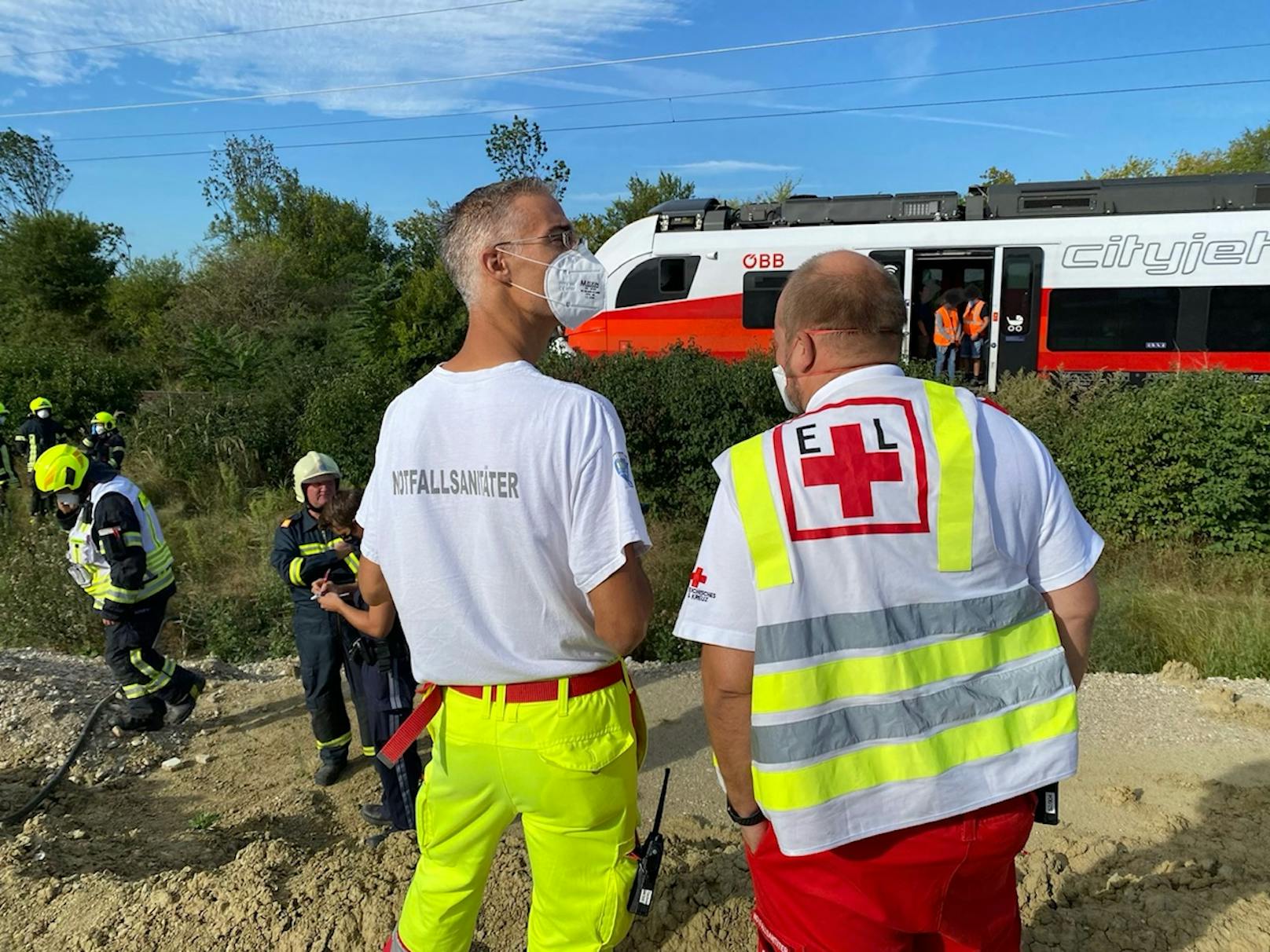 Bilder der Unfallstelle und Einsatzkräfte nach der tödlichen Zug-Kollision in Trumau (27. August 2020)