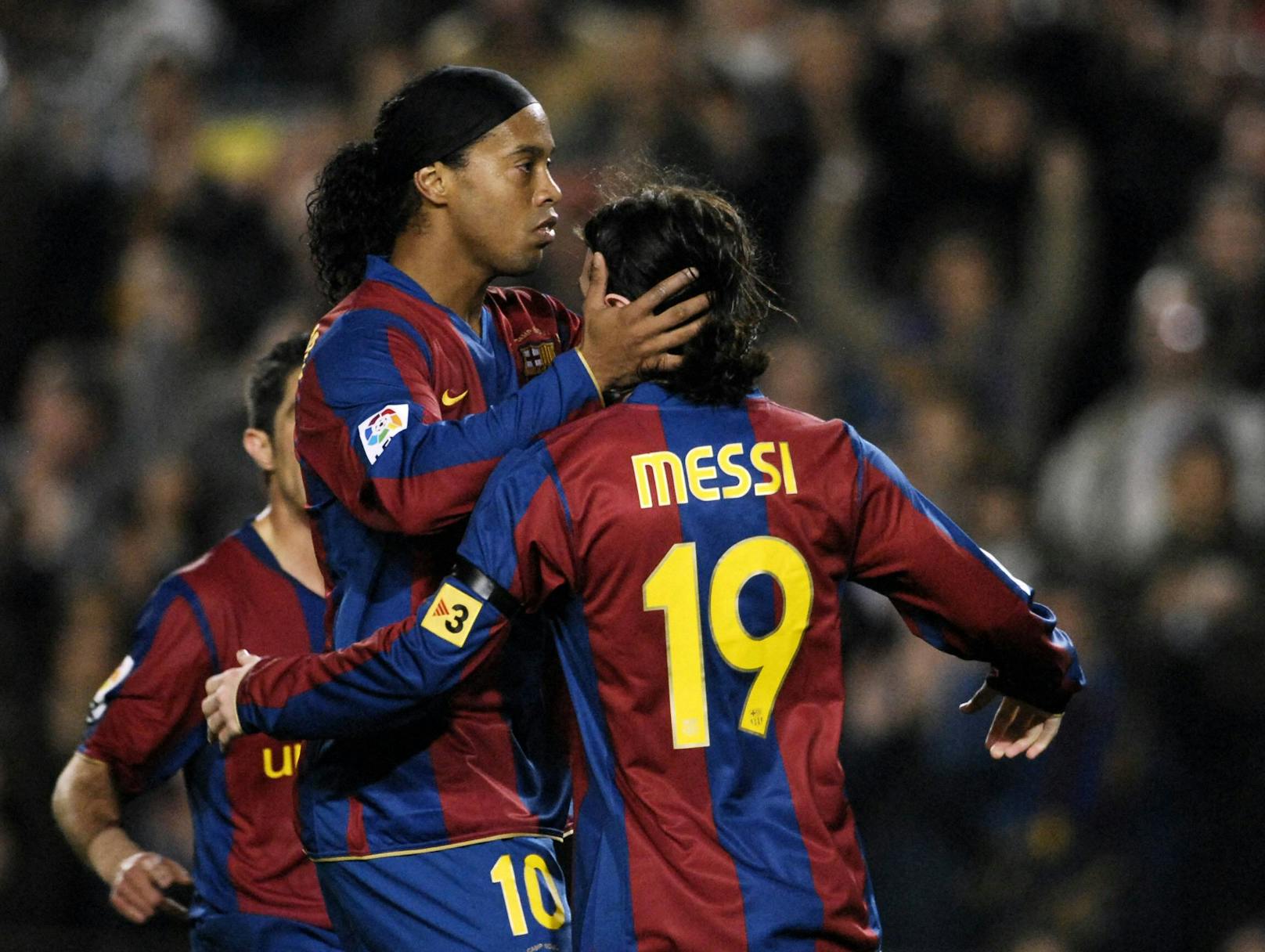 Neben Lehrmeister Ronaldinho wuchs "La Pulga" ("Der Floh") zum unumstrittenen Barcelona-Spielmacher heran, entwickelte mit Gerard Pique, Sergio Busquets, Andres Iniesta und Xavi das legendär gewordene Tiki Taka. 