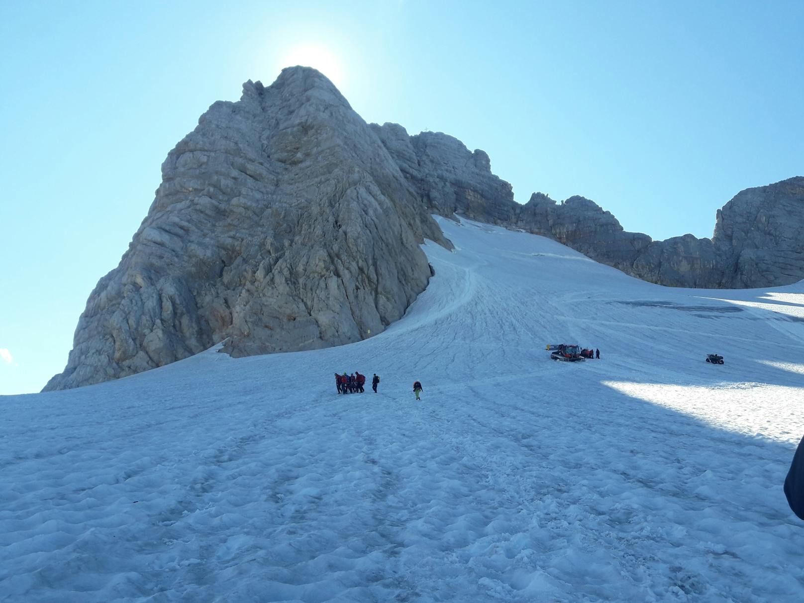 Ein Bergsteiger fiel in eine Gletscherspalte.