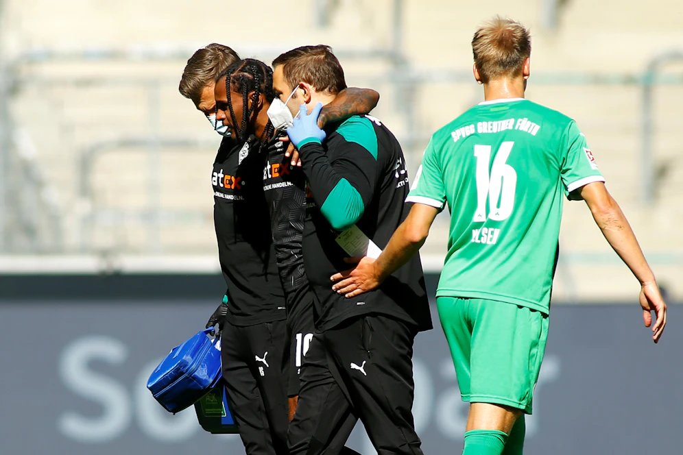 Valentino Lazaro musste gestützt den Platz verlassen.