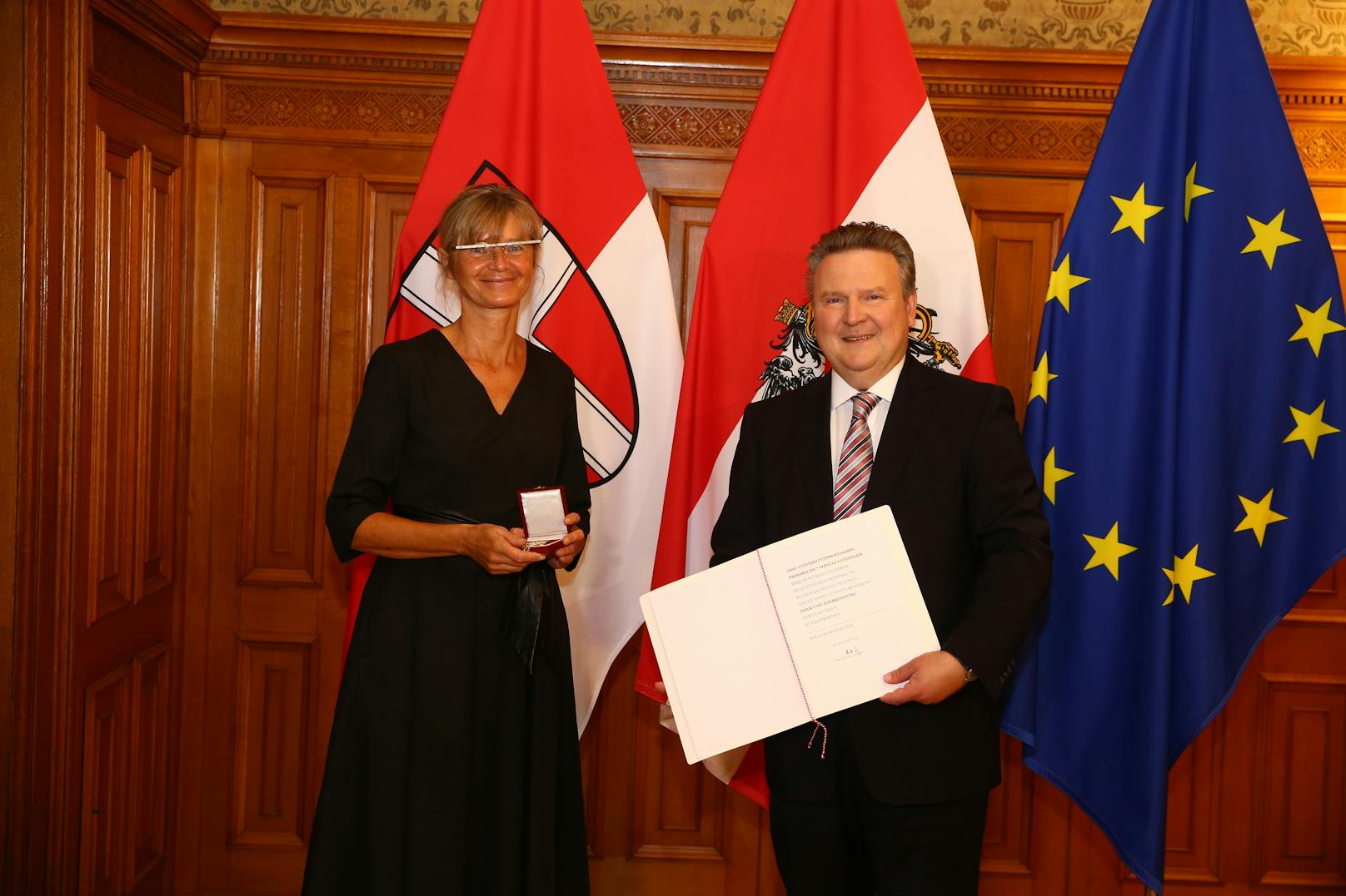 Bürgermeister Michael Ludwig ehrte Manuela Födinger, "Erfinderin" des Gurgeltests