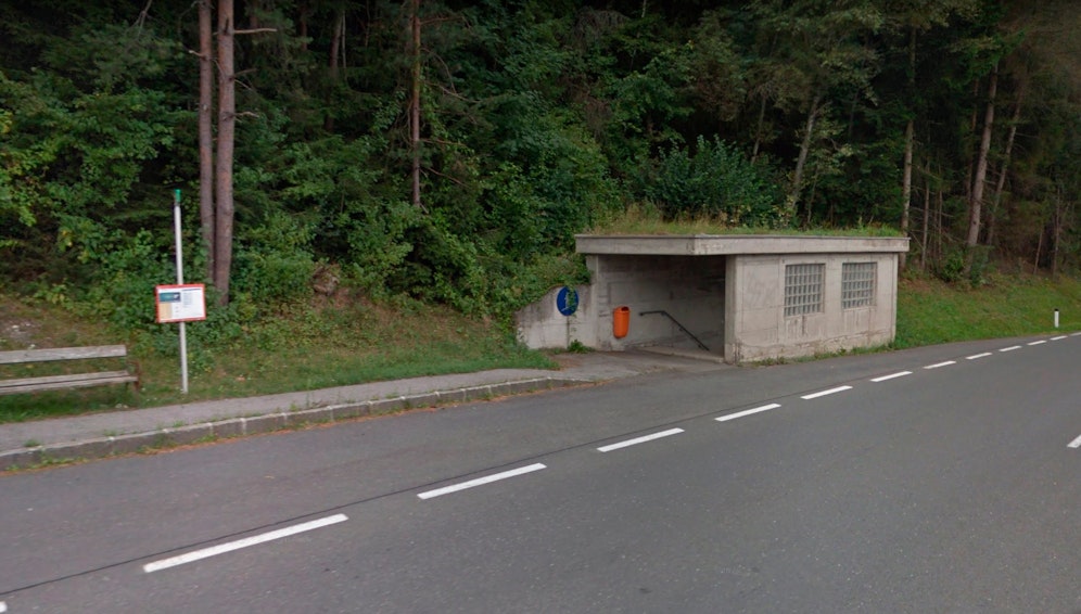 Der Pkw durchschlug, von rechts kommend, die Glasbaustein-Fenster diese Fußgängerunterführung.