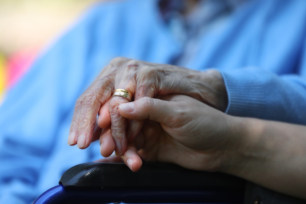 Die Regierung will einen Pakt gegen Einsamkeit im Alter schmieden.