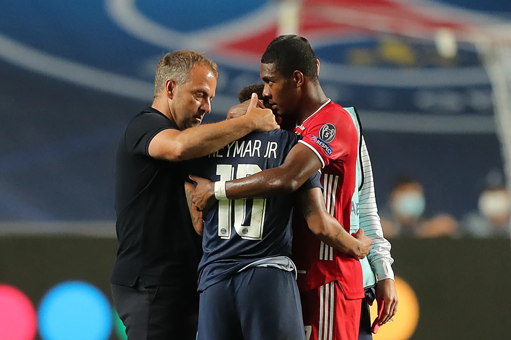 David Alaba präsentiert sich als fairer Sportsmann, auch Bayern-Trainer Hansi Flick spendet Trost.