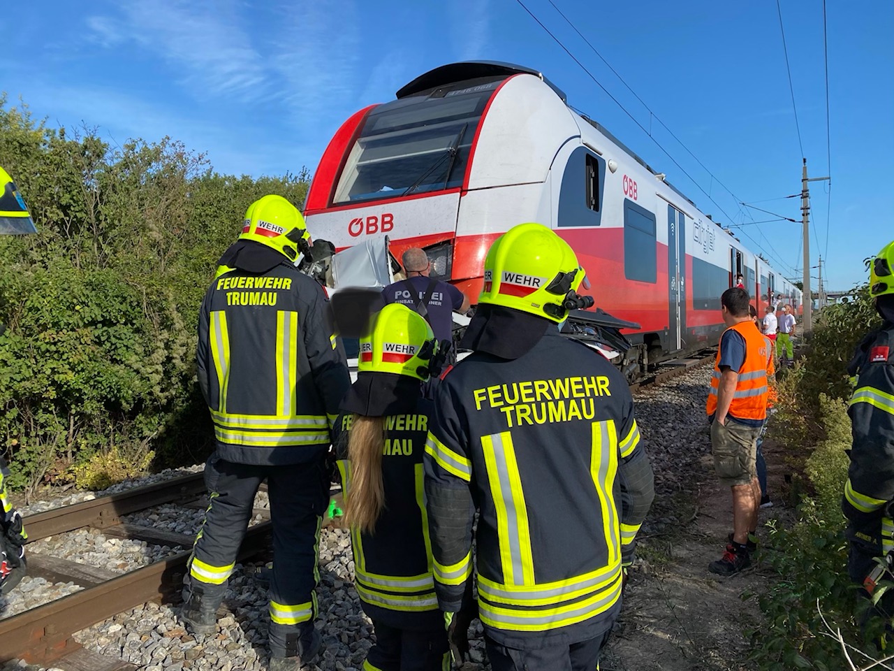 Die Einsatzkräfte kurz nach dem Unfall vor Ort.