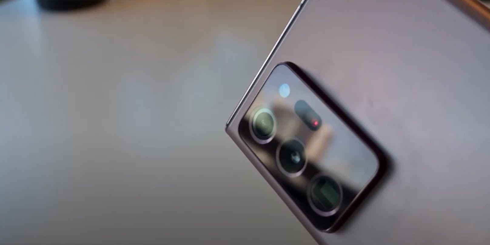 Die Kamera auf der Rückseite des Telefons bietet ein 12-Megapixel-Weitwinkelobjektiv, eine 12-Megapixel-Telefoto-Kamera mit 50-fach-Zoom und eine 108-Megapixel-Hauptkamera.&nbsp;