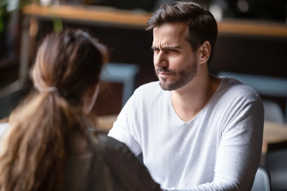 Wer die Körpersprache des Gegenübers analysiert, kann erkennen, wann der Gesprächspartner lügt. 