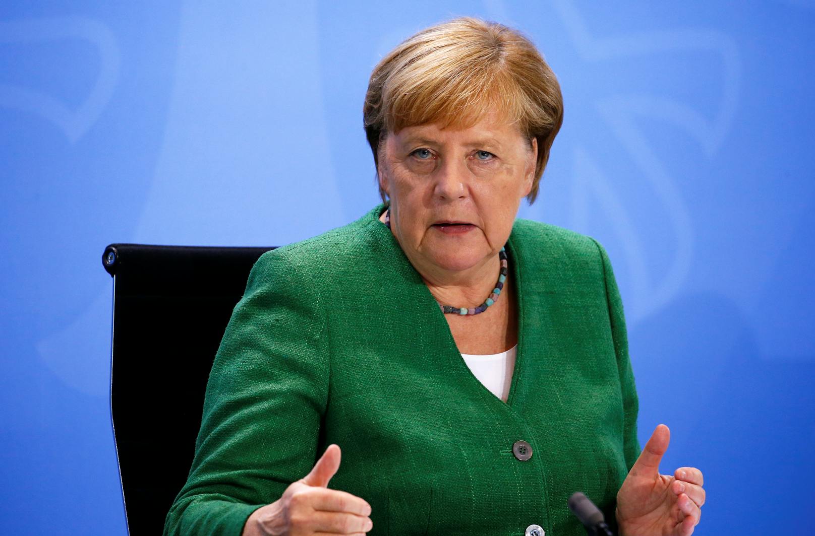 "Haltet die Klappe!": Tumulte bei Merkels Corona-Rede