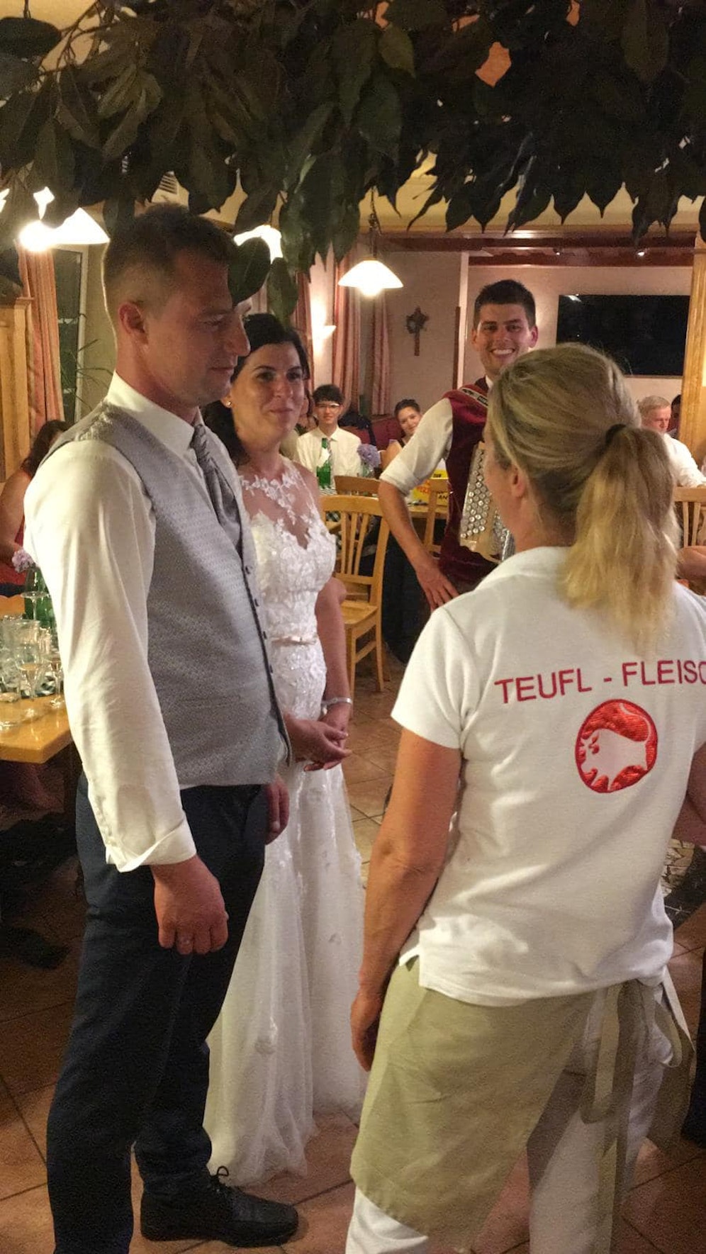 Brautpaar Christina und Matthias Lehner mit Isabella Teufl