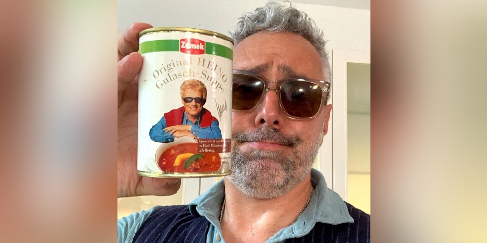 Roland Trettl mit einem längst abgelaufenen Dosengulasch