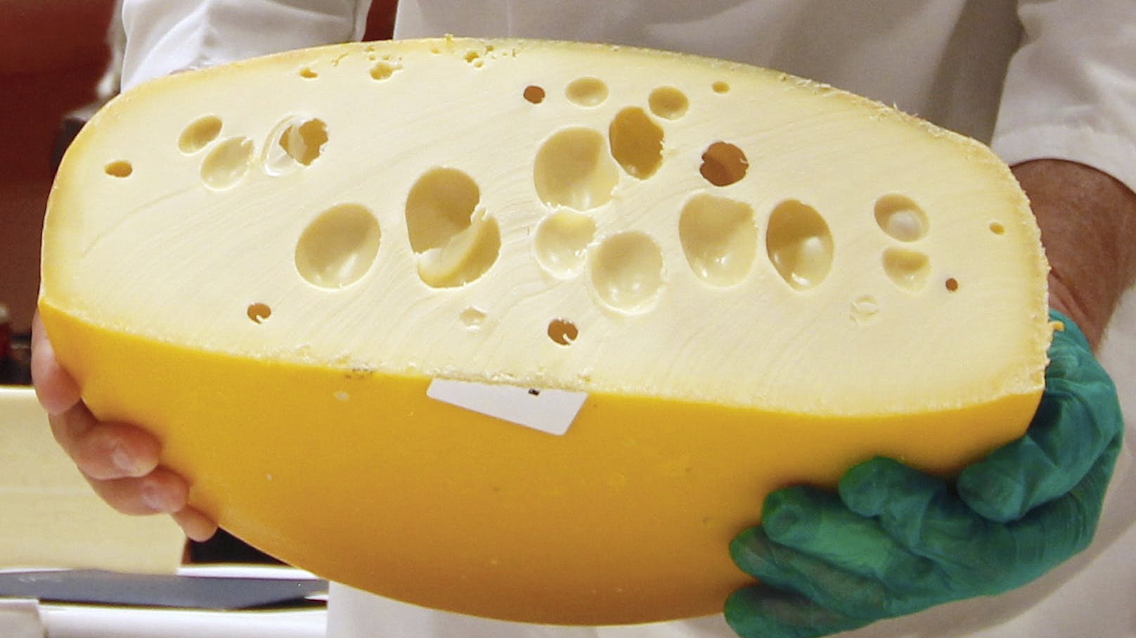 Ein Laib Schweizer Käse. (Symbolbild)