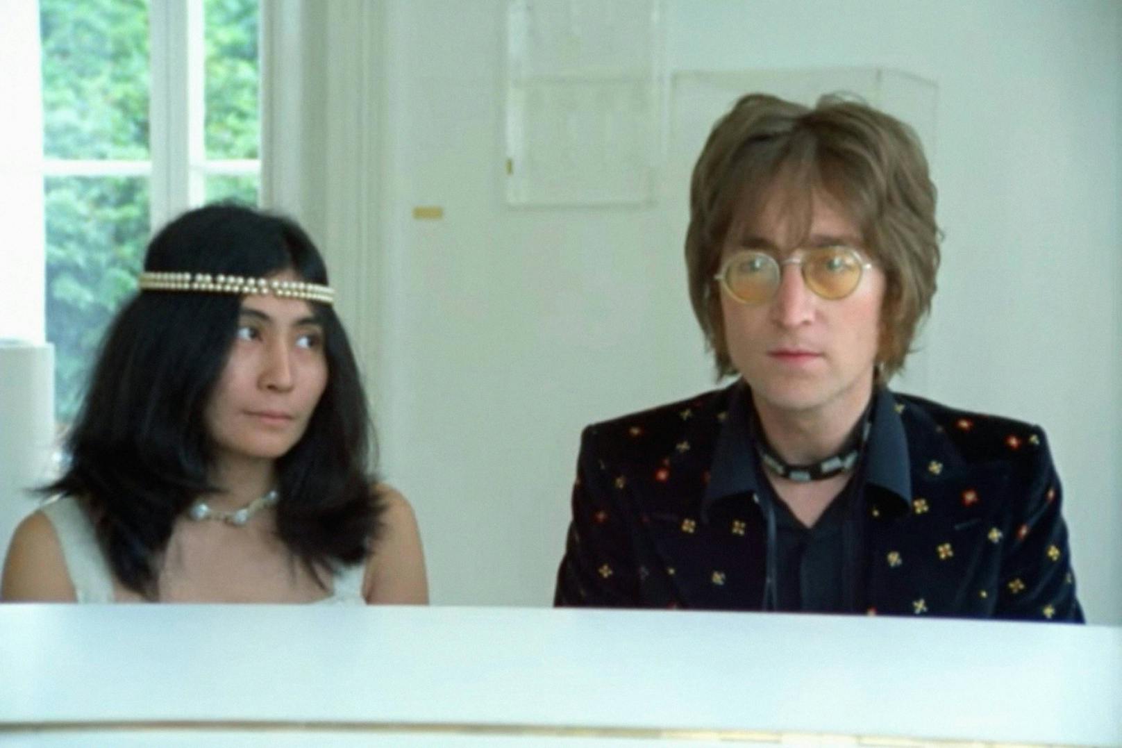 Nach der Trennung der Beatles startete Lennon eine erfolgreiche Solokarriere mit Alben wie <em>John Lennon/Plastic Ono Band</em> (1970) und <em>Imagine</em> (1971, Bild).
