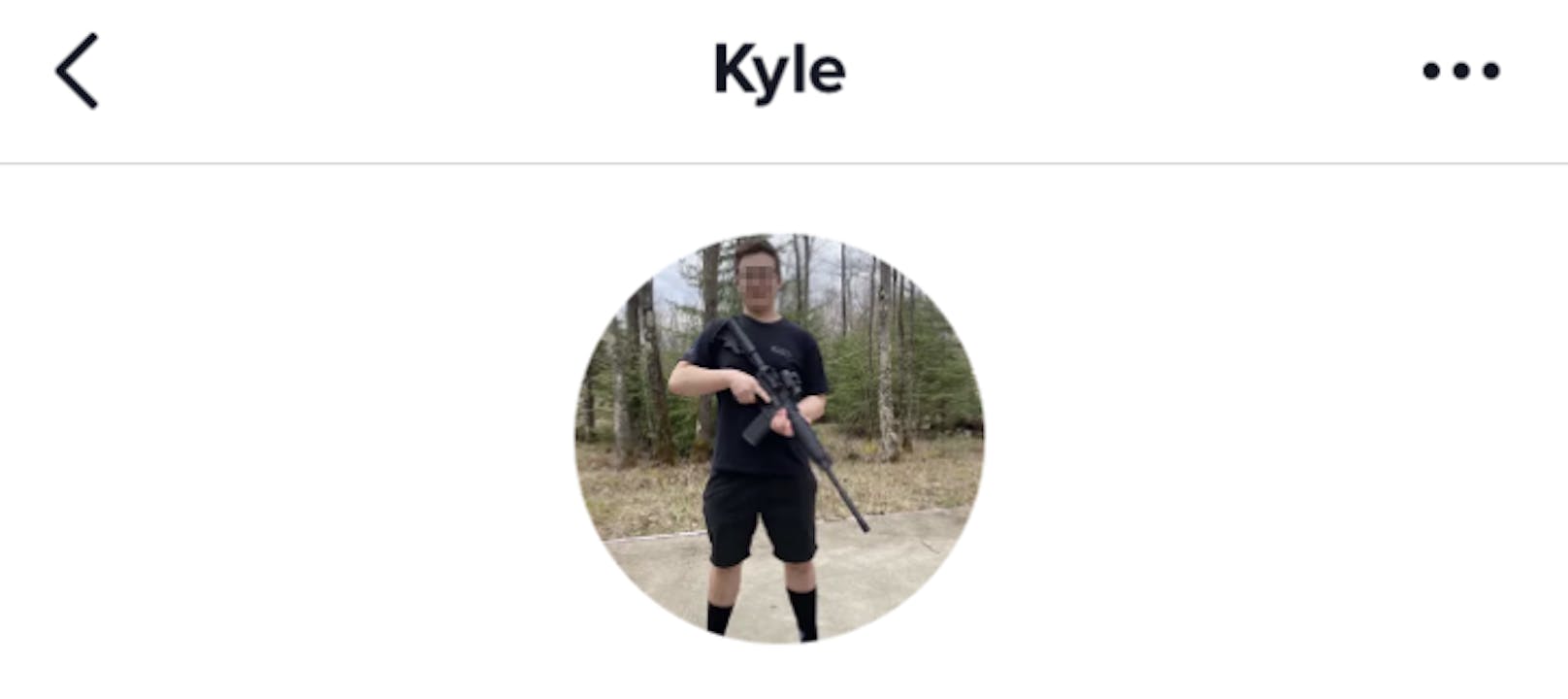 Kyles TikTok Profilbild zeigt ihn mit dem Gewehr.