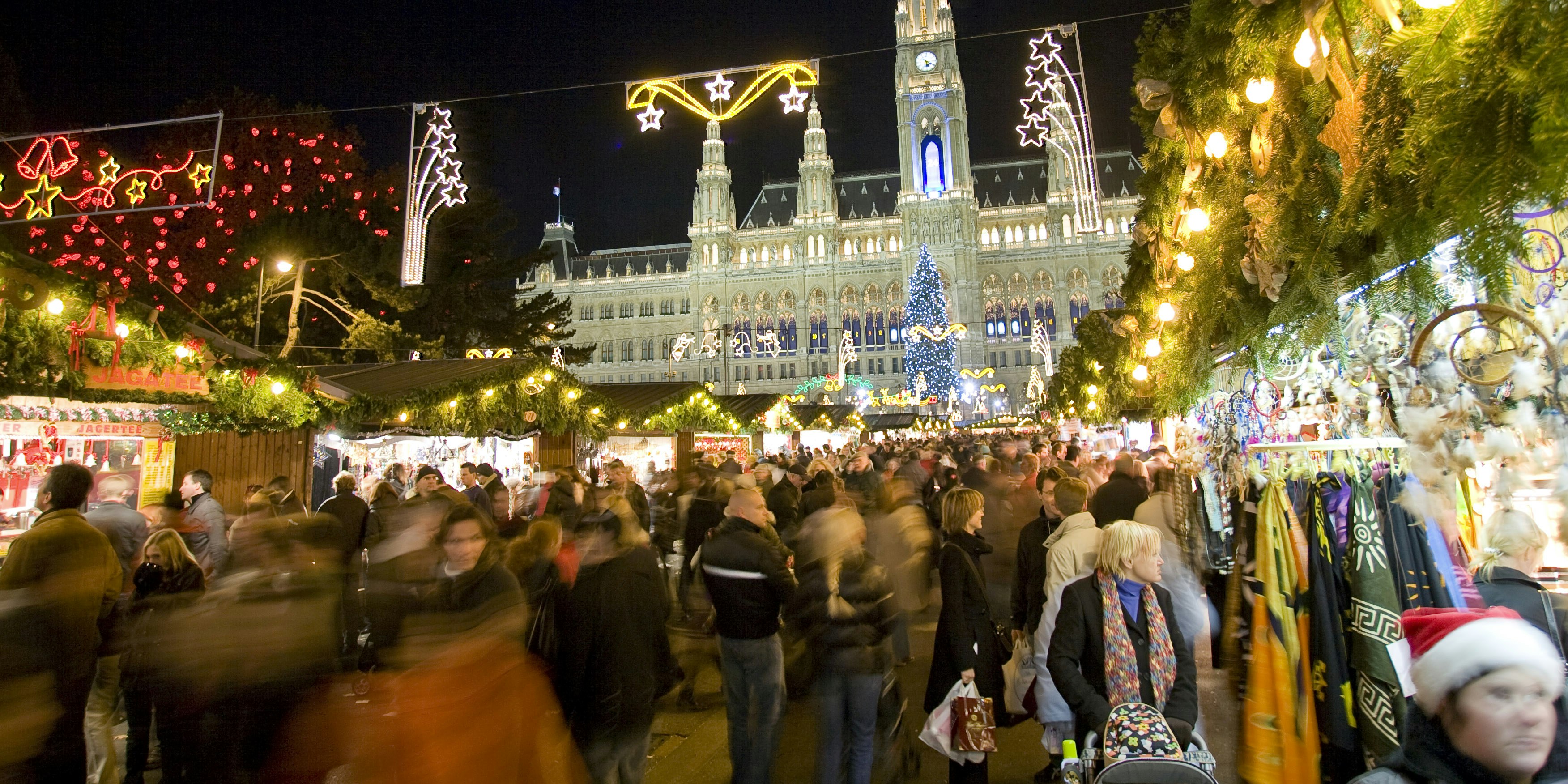 Absperrungen und Coronatests für Standler am Rathausplatz.