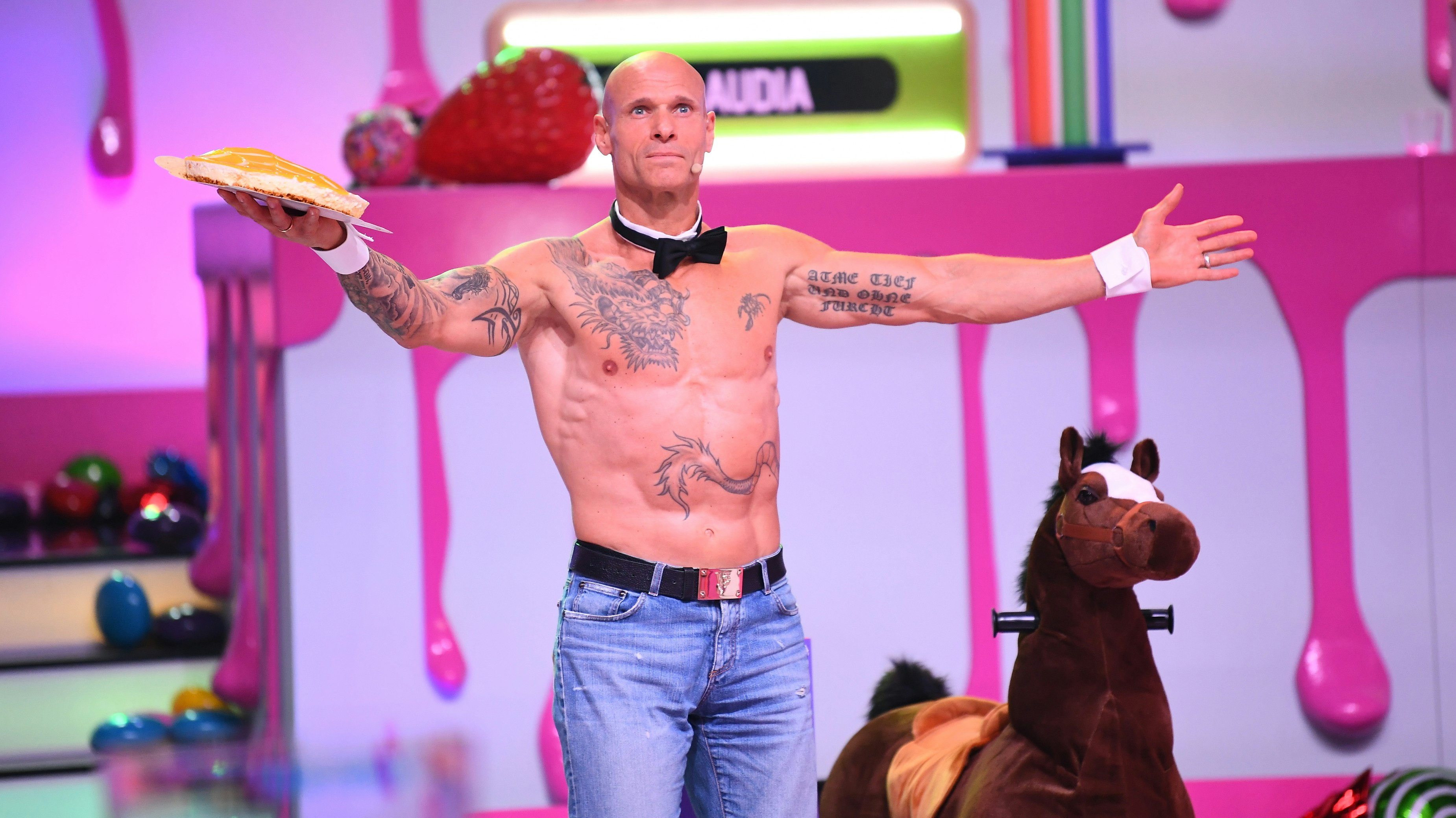 <strong>Thorsten Legat</strong> holt in <em>"Die Festspiele der Realitystars"</em> zum Torten-Schlag gegen Rivalin Helena Fürst aus.