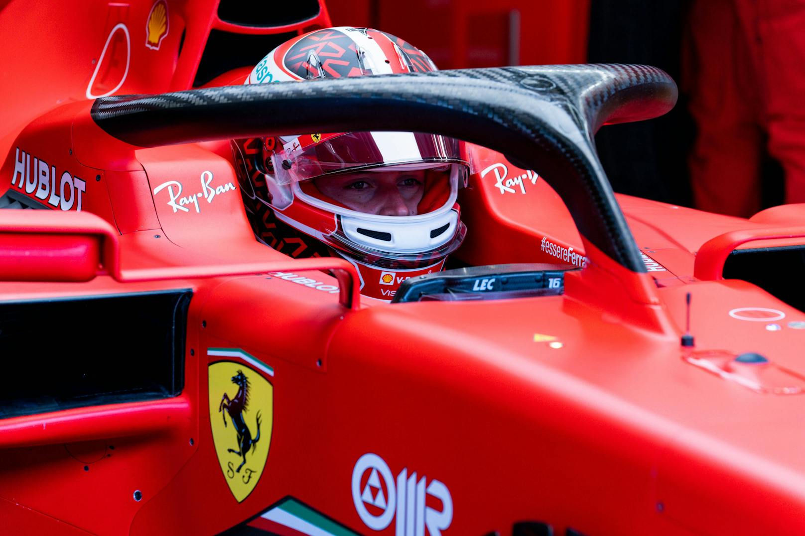 Charles Leclerc ist von der Ferrari-Performance überrascht. 