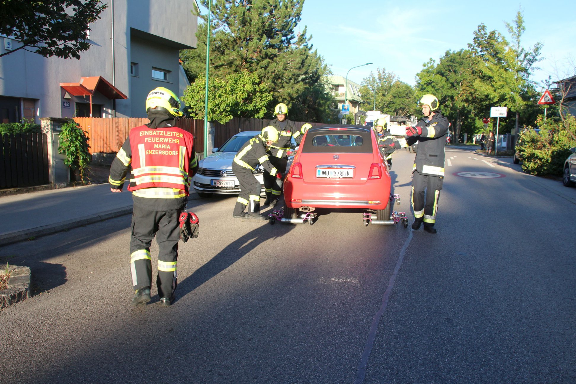 Die Feuerwehr fand einen Parkplatz für das Fahrzeug.