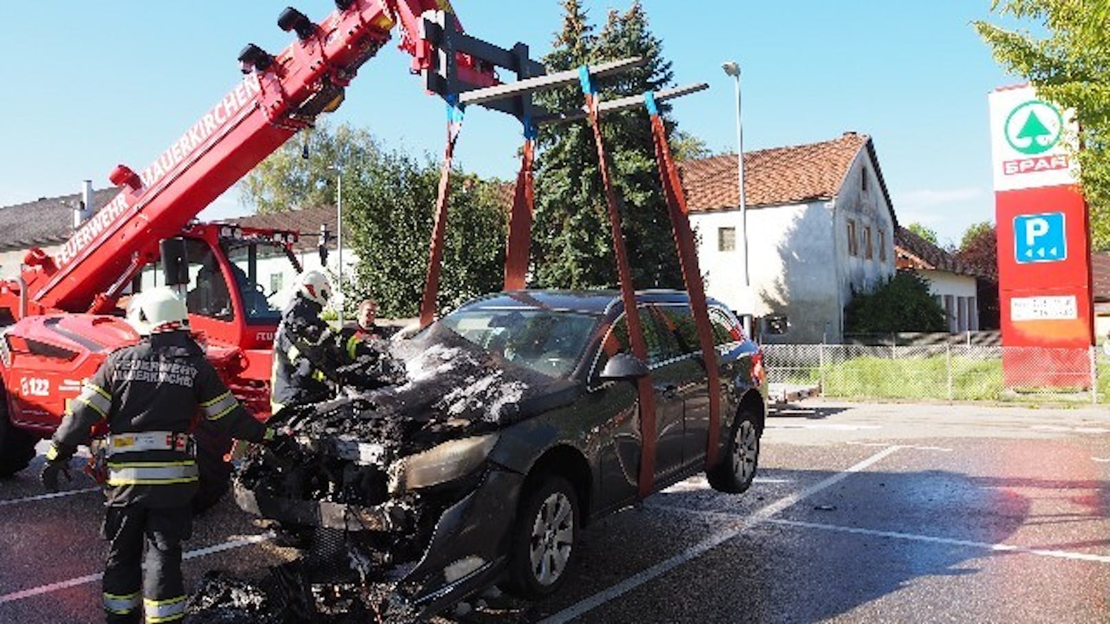 Schwer demoliert wurde das Auto abgeschleppt.