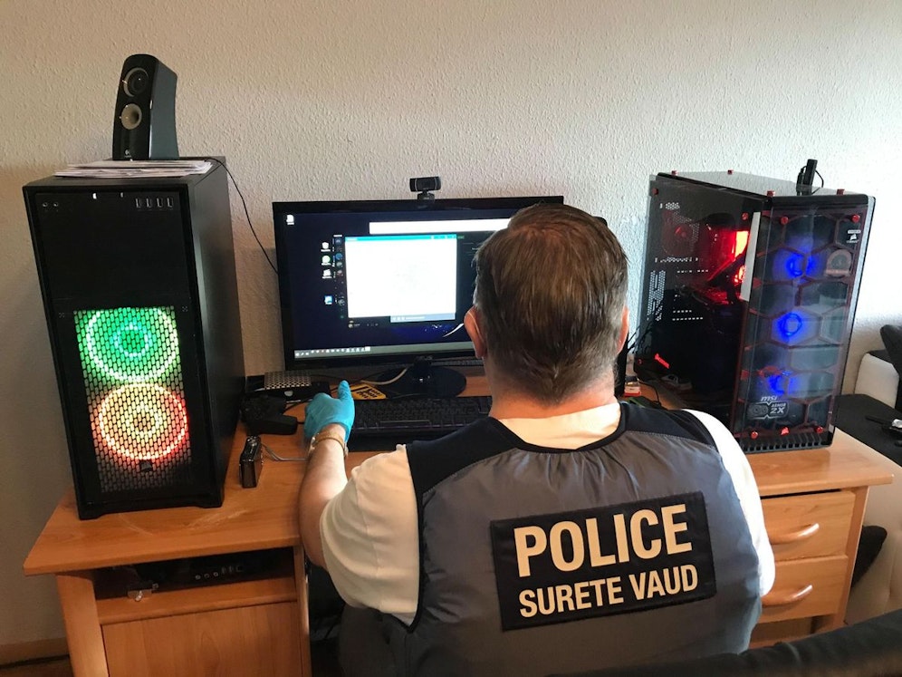 Der Polizei in Genf ging ein Hacker ins Netz. Auf seinem Tisch lagen: Ein Fotoapparat, ein Game-Controller – und ein Postfinance-Login-Gerät.