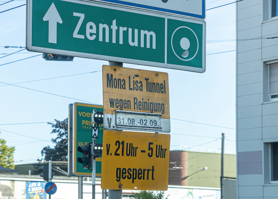 Auf den Verkehrsschildern wird schon auf die kommende Sperre des Tunnels hingewiesen.