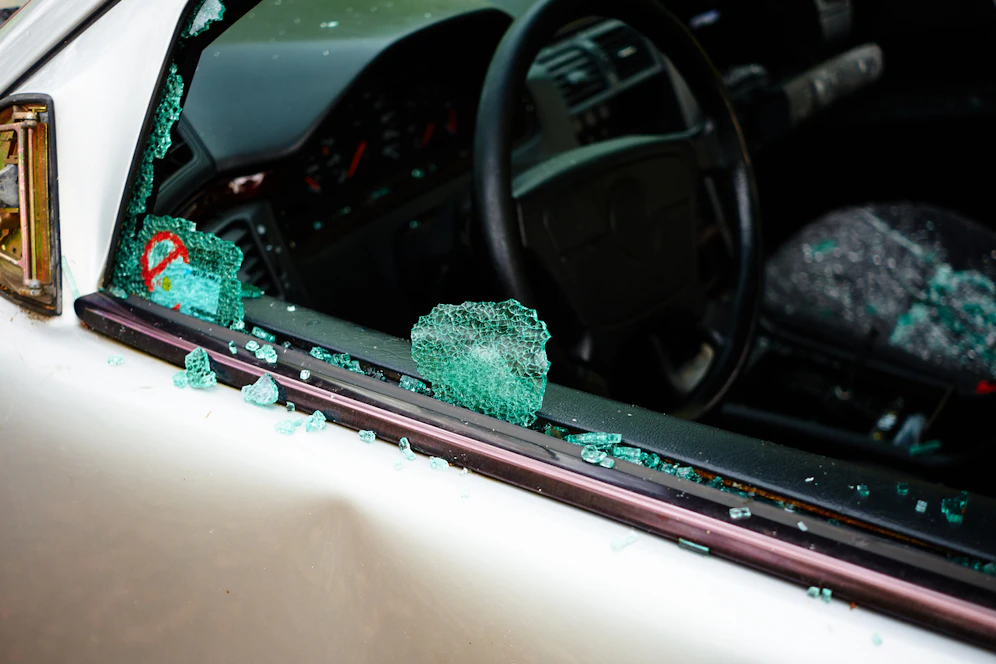Der aggressive Lenker demolierte laut Polizei die Seitenscheibe des Autos, verletzte den anderen Fahrer (26).
