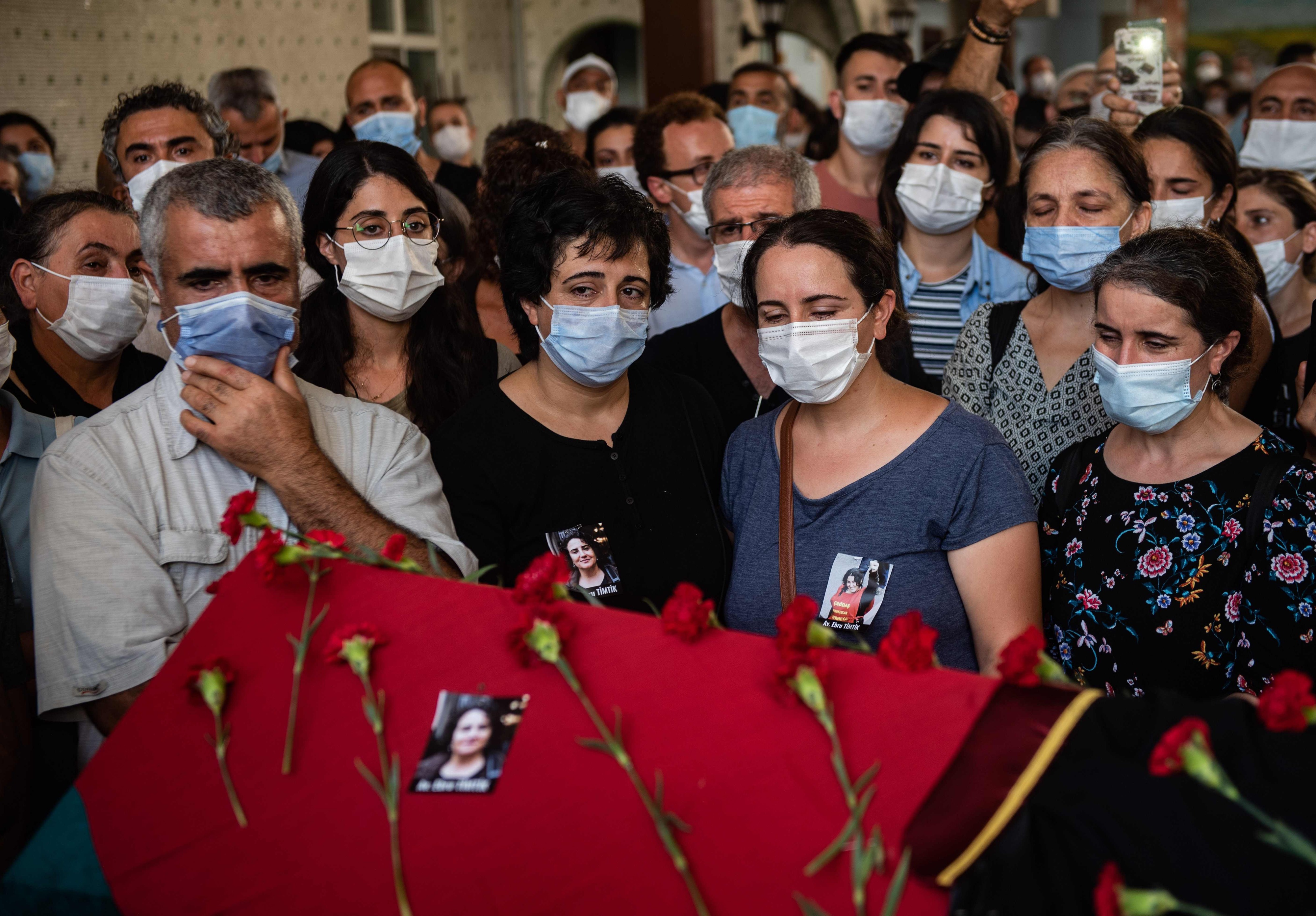 Tausende nahmen an der Trauerfeier für Ebru Timtik teil.