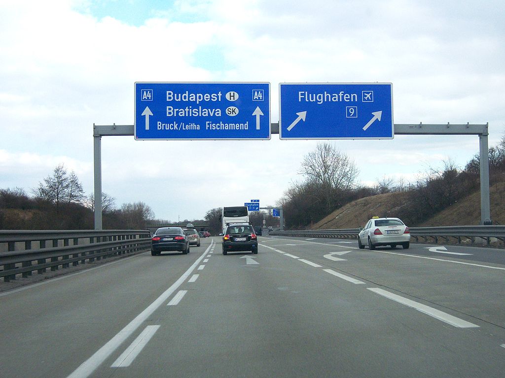 Die A4 beim Flughafen.