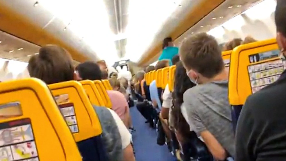 Der Passagier wurde von Sicherheitspersonal in voller Schutzmontur aus dem Flieger 