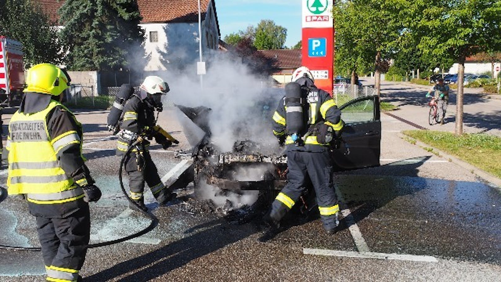 Der Feuerwehr gelang es rasch, den Wagen zu löschen.