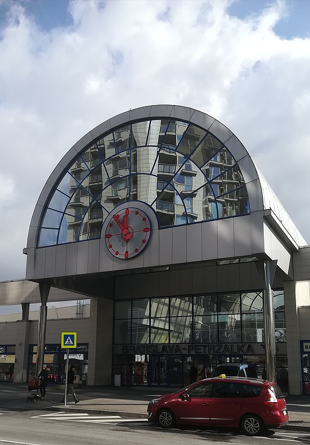 Am Bahnhof in Bratislava erfolgte die Übergabe.