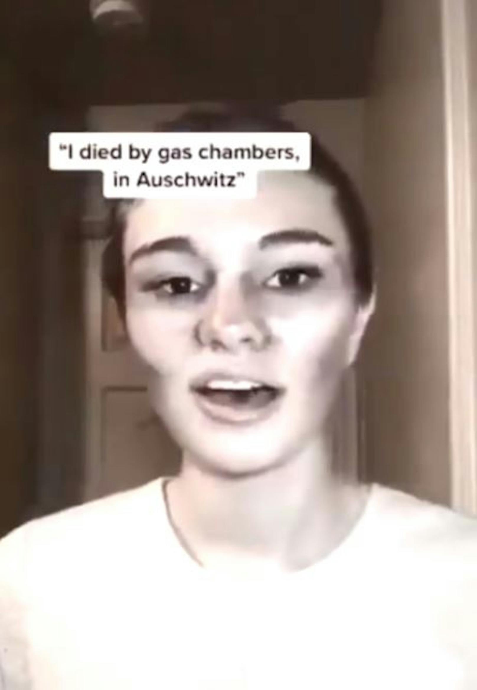 In mit Musik unterlegte Videos sagen sie "Oh hi, willkommen im Himmel" oder "Ich starb durch die Gaskammern in Auschwitz."