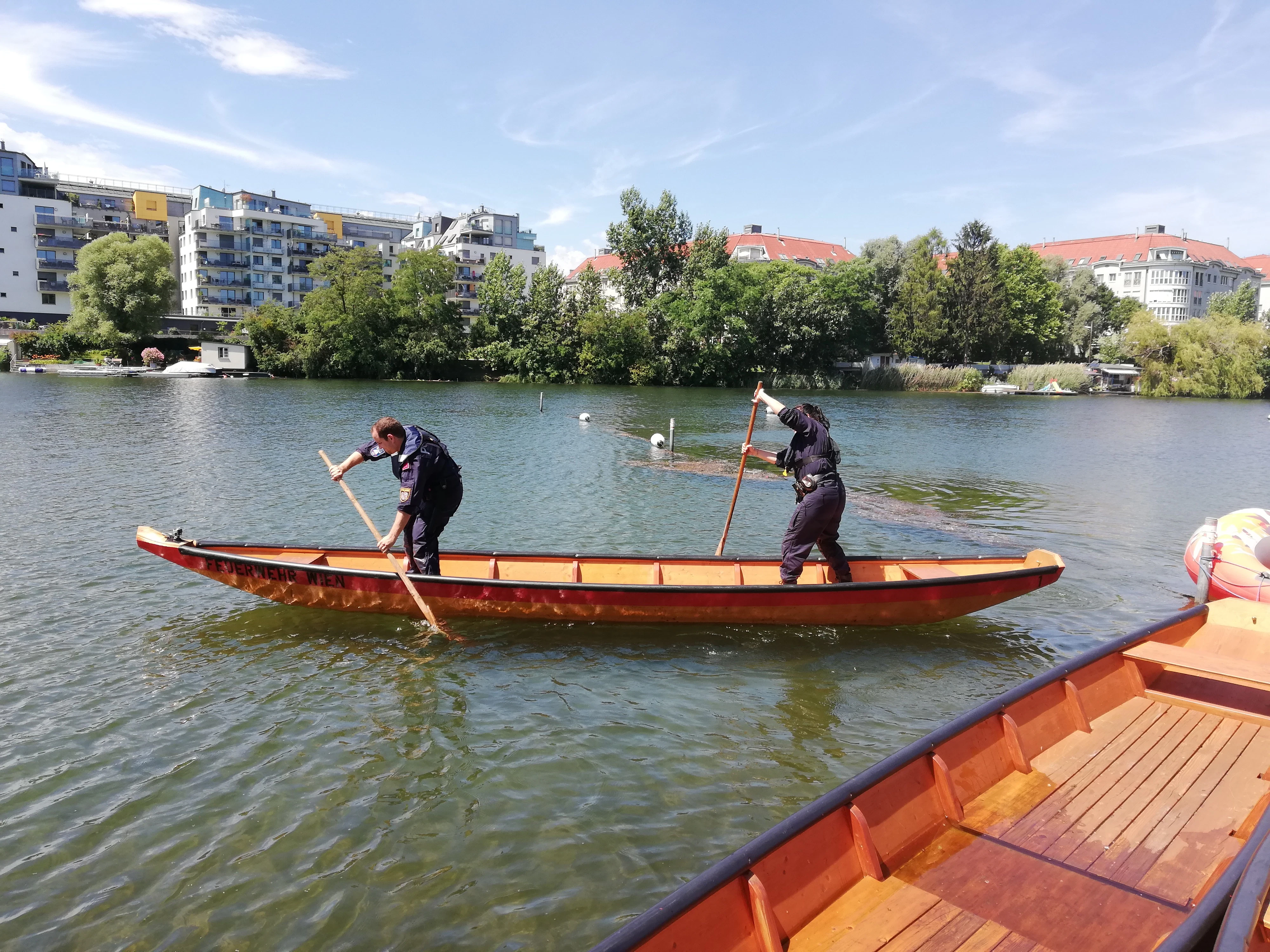 Training für den Ernstfall: Die Einsatzkräfte der <em>"Donau Polizei"</em>&nbsp; bei ihren Ruderübungen auf dem Donaustrom.
