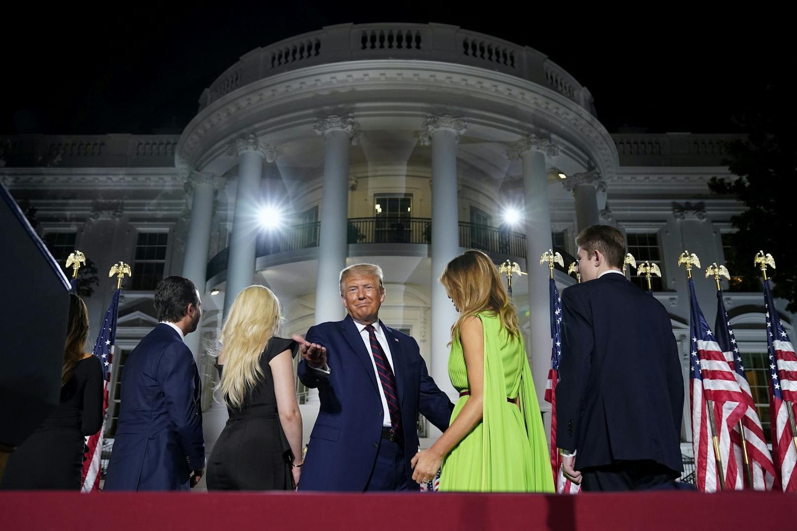 Donald Trump (M.), Frau Melania und Sohn Barron auf der Bühne vor dem Weißen Haus (28. August 2020)