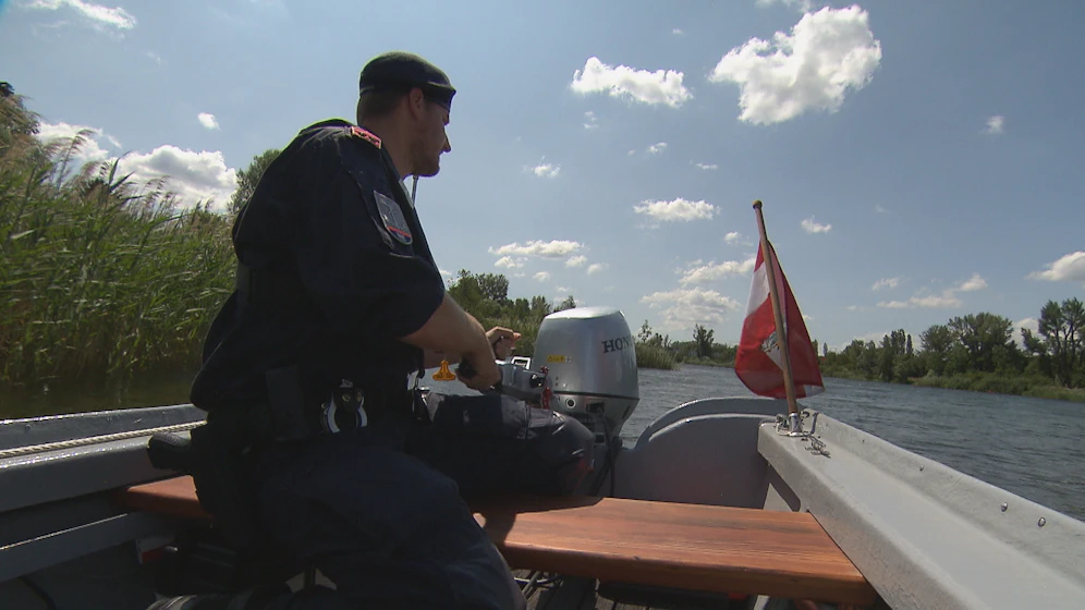 Beamte der Wasserpolizei patroullieren die Donau und trainieren in laufenden Weiterbildungsprogrammen die Einsätze am Wasser.