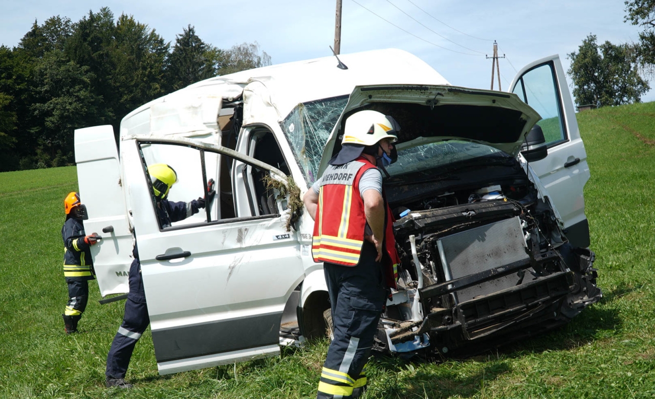 Der LKW kam von der Fahrbahn ab und überschlug sich mehrfach.&nbsp;