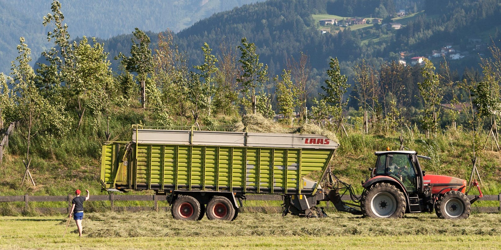 Ein Traktor samt Heuladewagen in Uderns, Tirol. (Symbolbild)