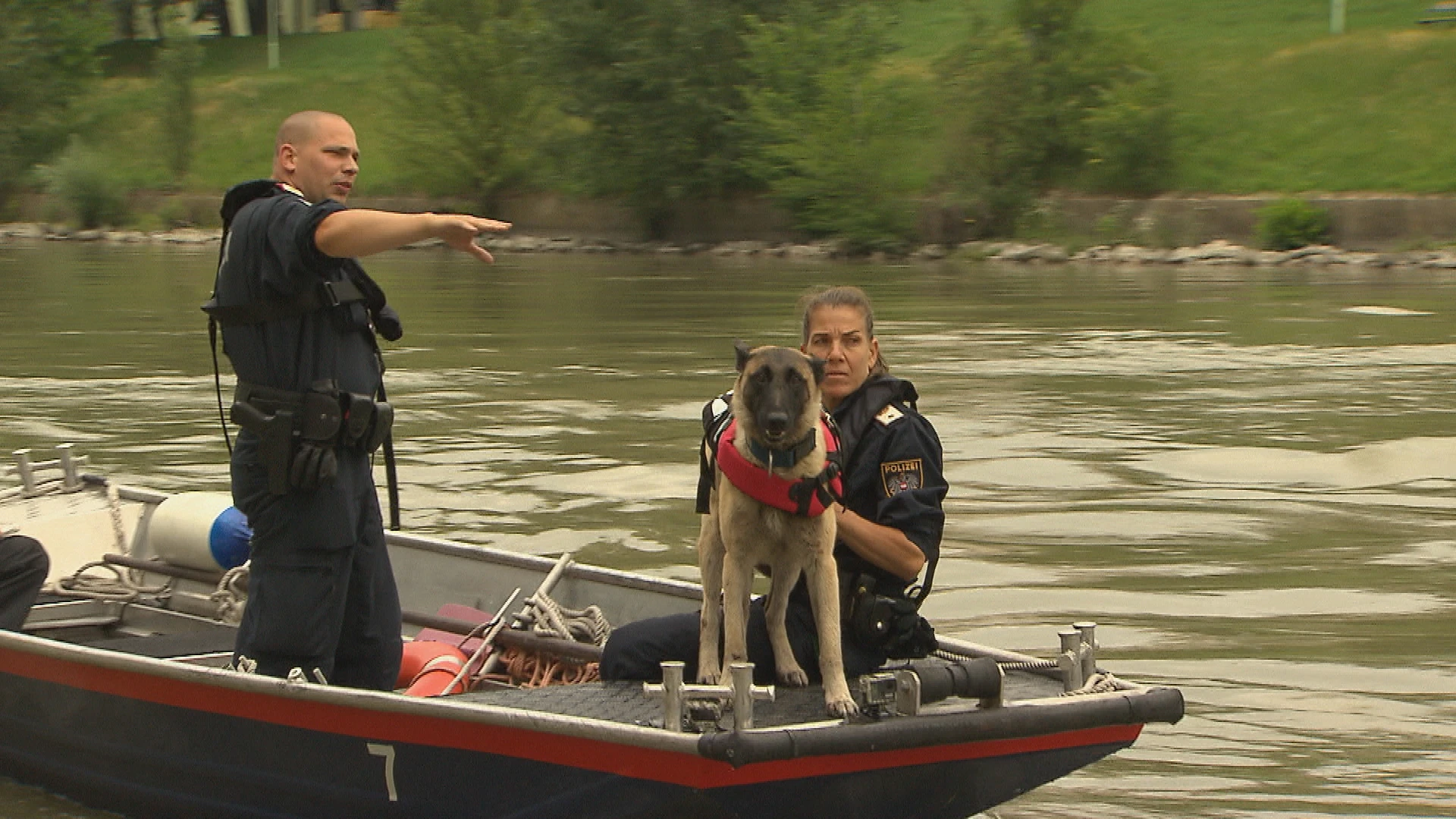 Die Bezirksinspektoren <strong>Sascha</strong> und <strong>Birgit </strong>suchen mit einem Spürhund den 17 Kilometer langen Donaukanal nach einem vermissten Teenager ab.