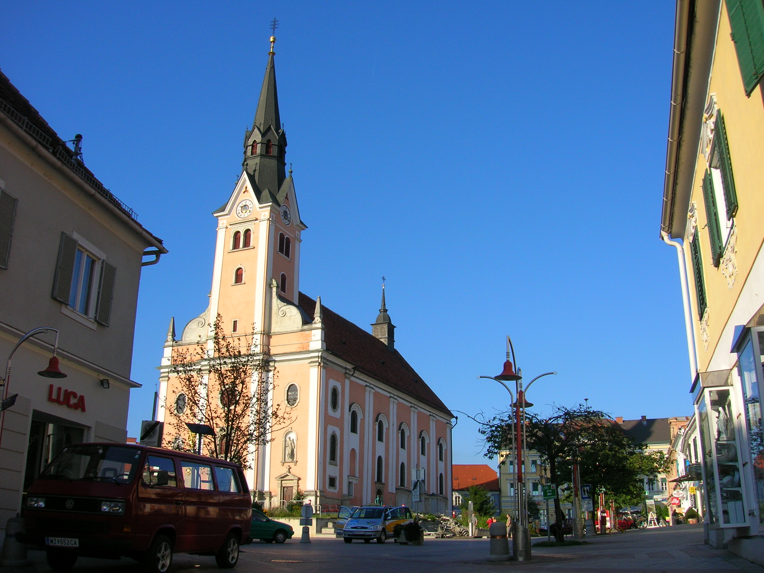 Hauptplatz von Gleisdorf mit Pfarrkirche Heiliger Laurentius, Archivbild 2005