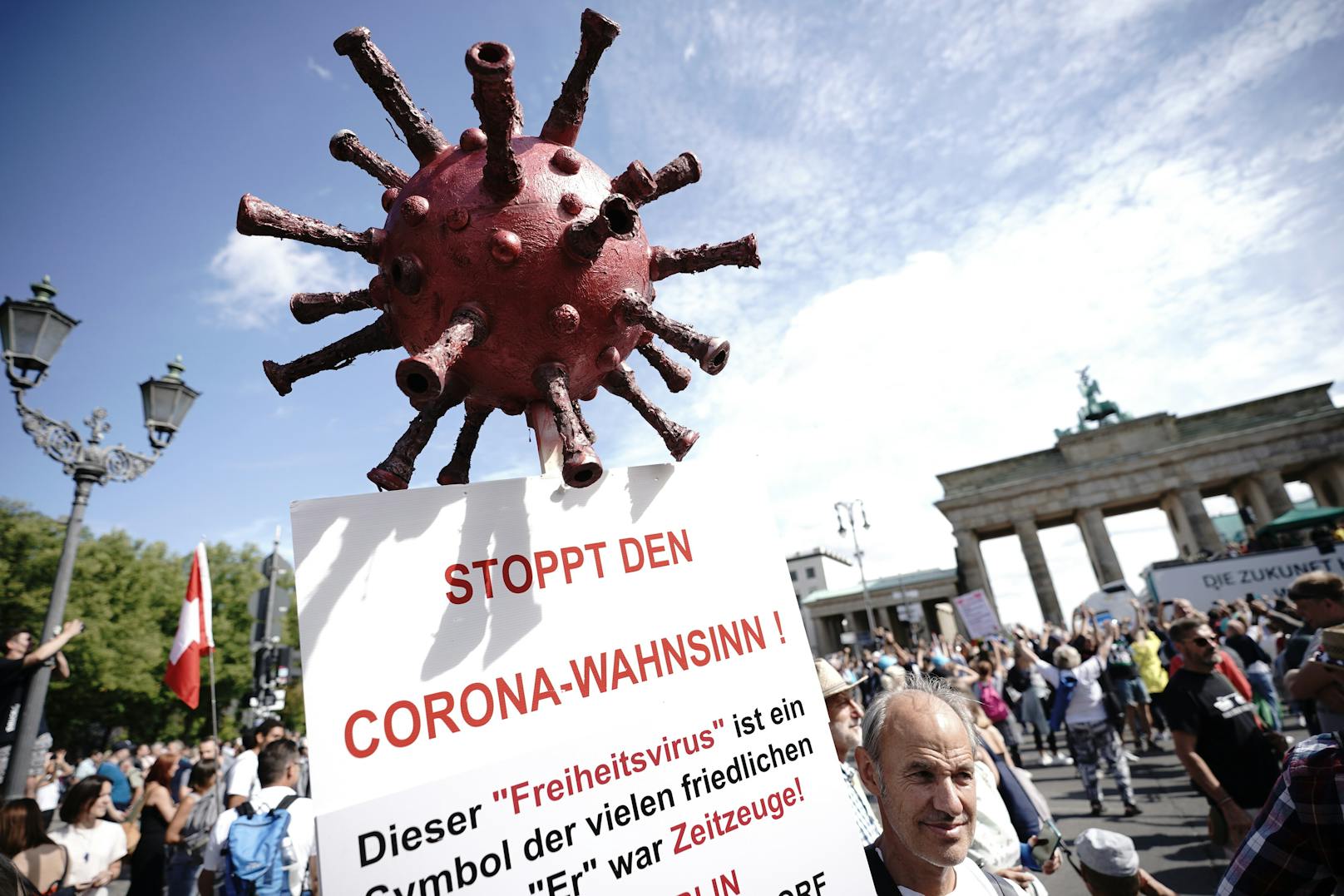 Bereits rund 1.000 Teilnehmer haben sich heute in Berlin für eine grössere Demonstration gegen die Corona-Politik versammelt.