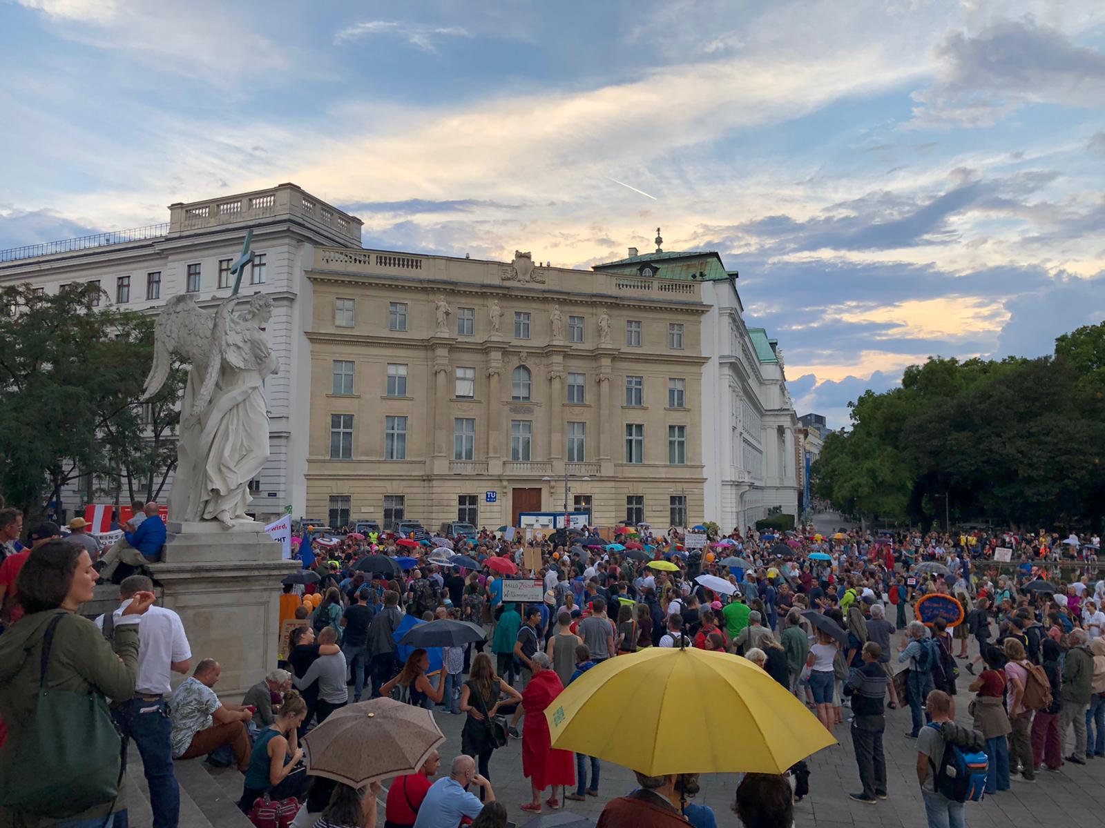 Corona-Demo am Wiener Karlsplatz