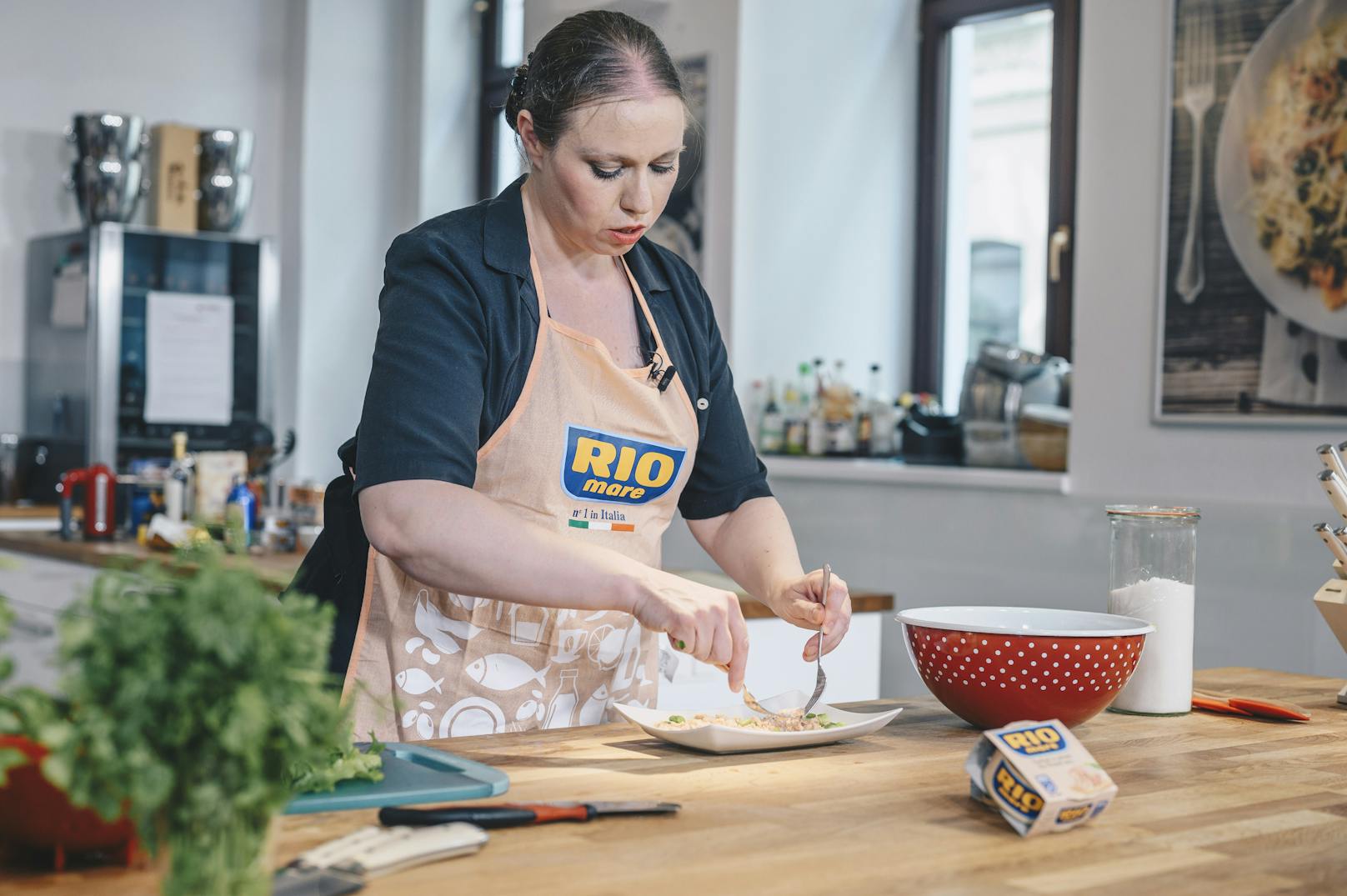 Kochstunde mit Rio Mare: Gewinnerin Nicole bereitet Thunfischempanadas zu.