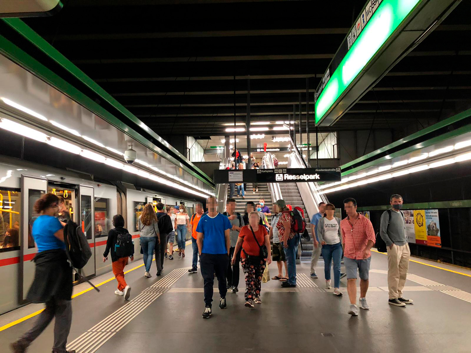 Die Teilnehmer der Corona-Demo in Wien fuhren – natürlich ohne Maske – mit den Öffis heim (29. August 2020)