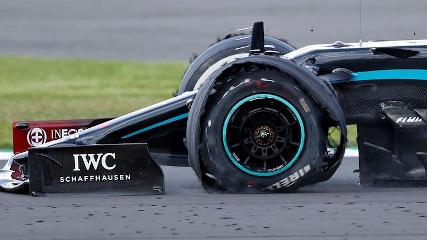 Herzschlag-Finish beim ersten Grand Prix von Silverstone. Lewis Hamilton platzte der Reifen, auf drei Rädern rettete sich der Brite vor dem heraneilenden Max Verstappen zum Sieg ins Ziel.