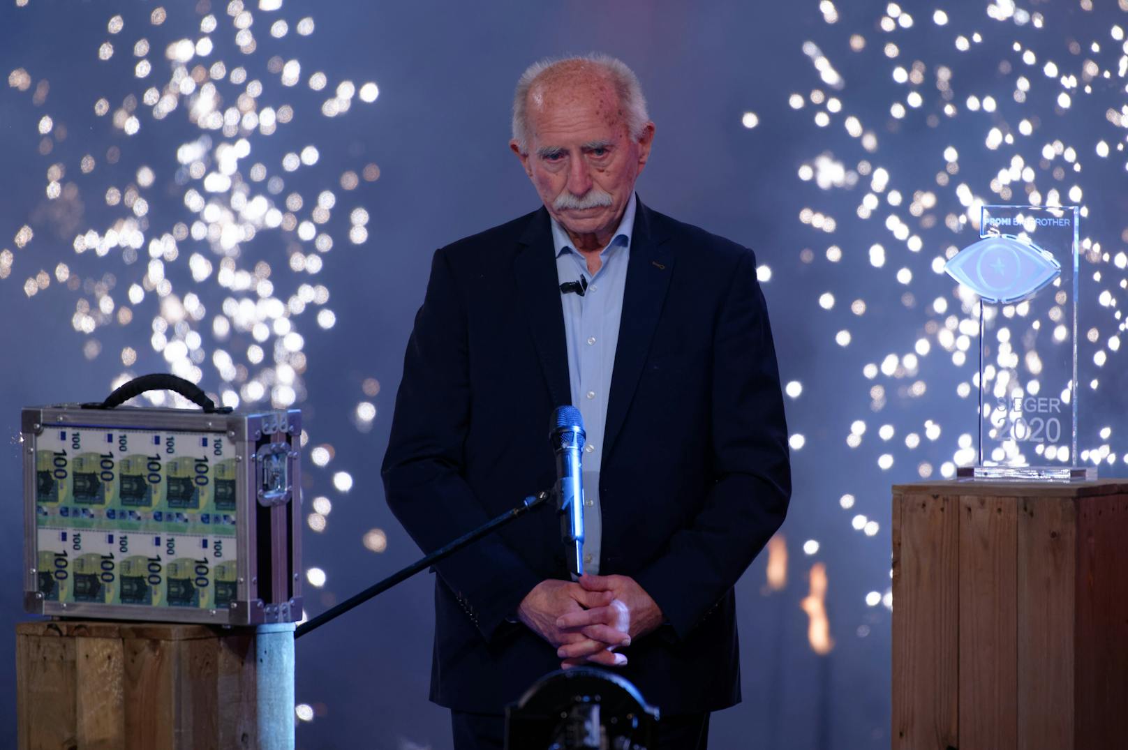 "Du bist der älteste Gewinner einer Realityshow weltweit", gratulierte Moderator Jochen Schropp dem sichtlich gerührten Hansch