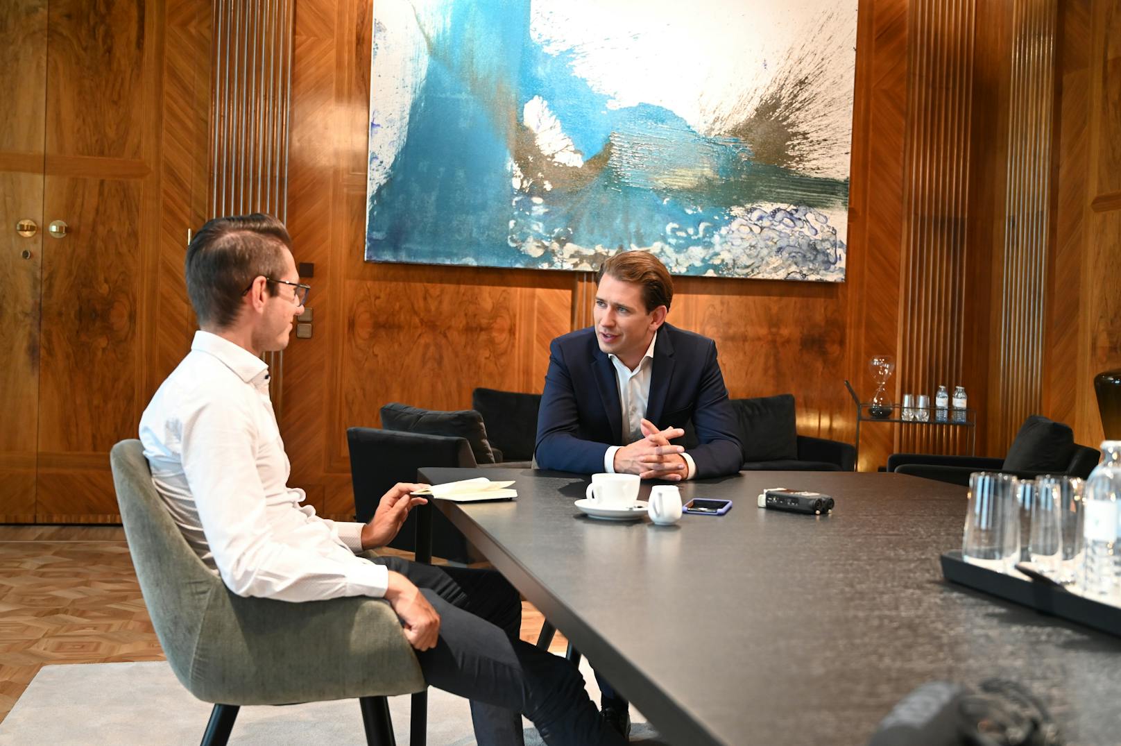 Interview im Kreisky-Zimmer: Sebastian Kurz im Gespräch mit <em>"Heute.at"-</em>Chefredakteur Clemens Oistric, an der Wand ein türkiser Nitsch