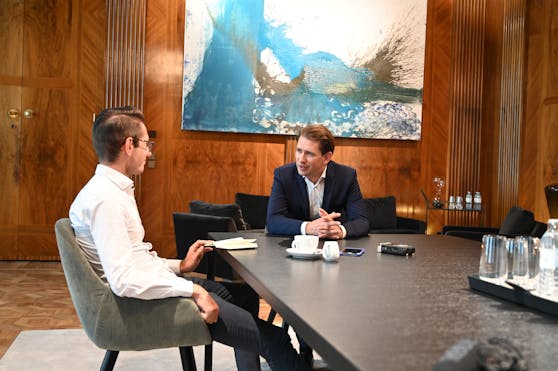 Interview im Kreisky-Zimmer: Sebastian Kurz im Gespräch mit "Heute.at"-Chefredakteur Clemens Oistric, an der Wand ein türkiser Nitsch