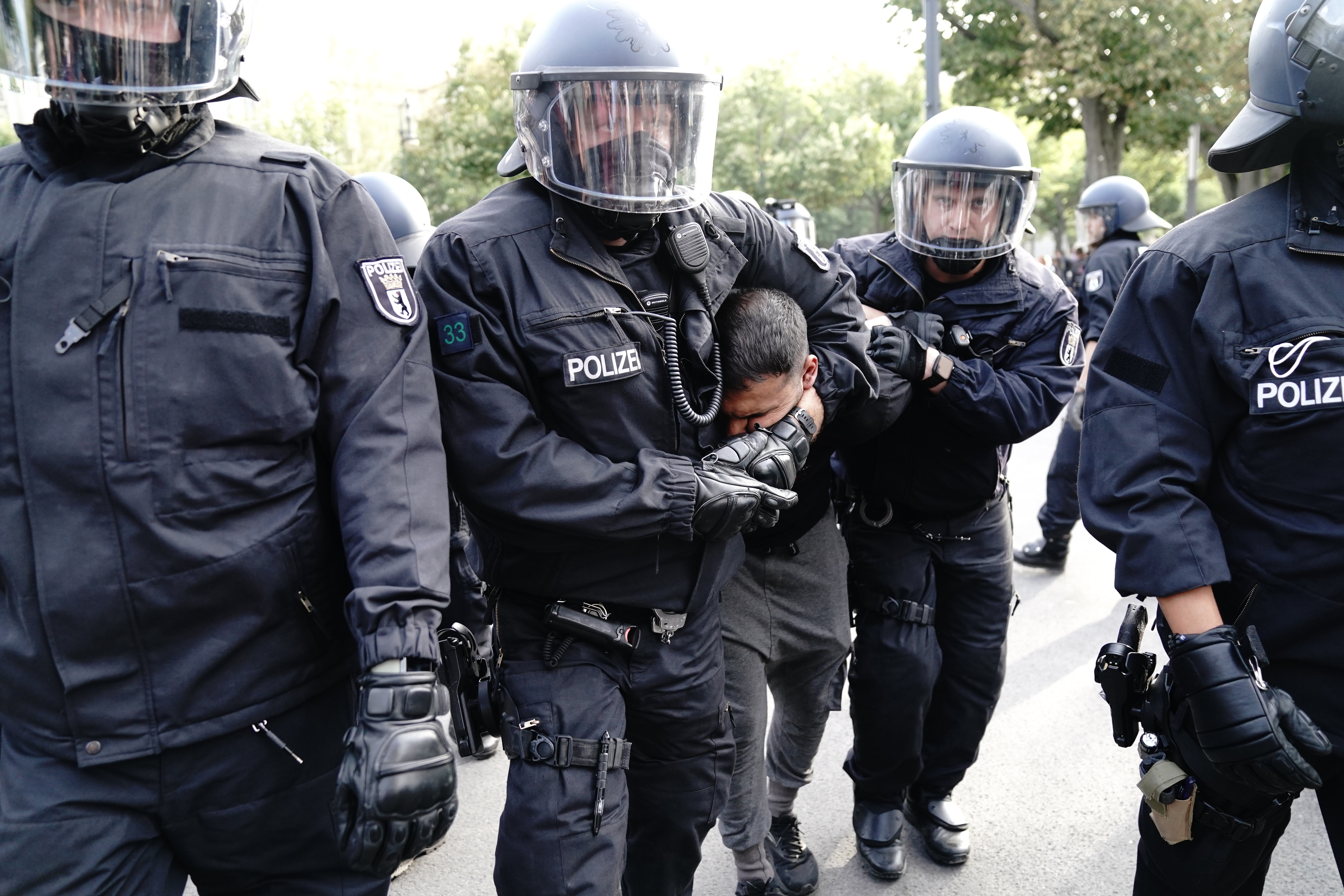 Der vegane Koch und Corona-Zweifler Attila Hildmann wurde am 29. August im Zuge einer Anti-Corona-Demo in Berlin von Polizei abgeführt
