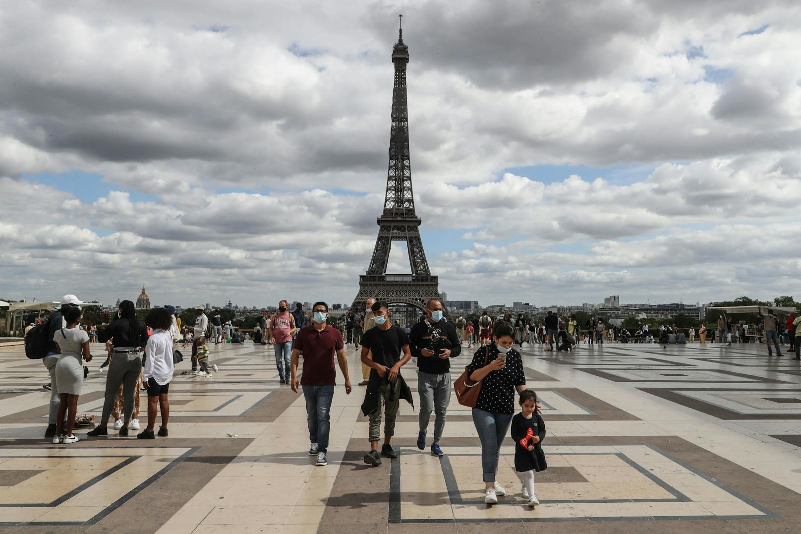 Rund 7.400 Neuinfektionen hat es in Frankreich gegeben.