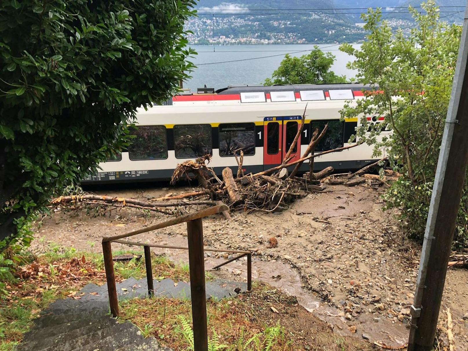 Ein Tilo-Regionalzug wurde von einem Erdrutsch ausgebremst (29. August 2020)