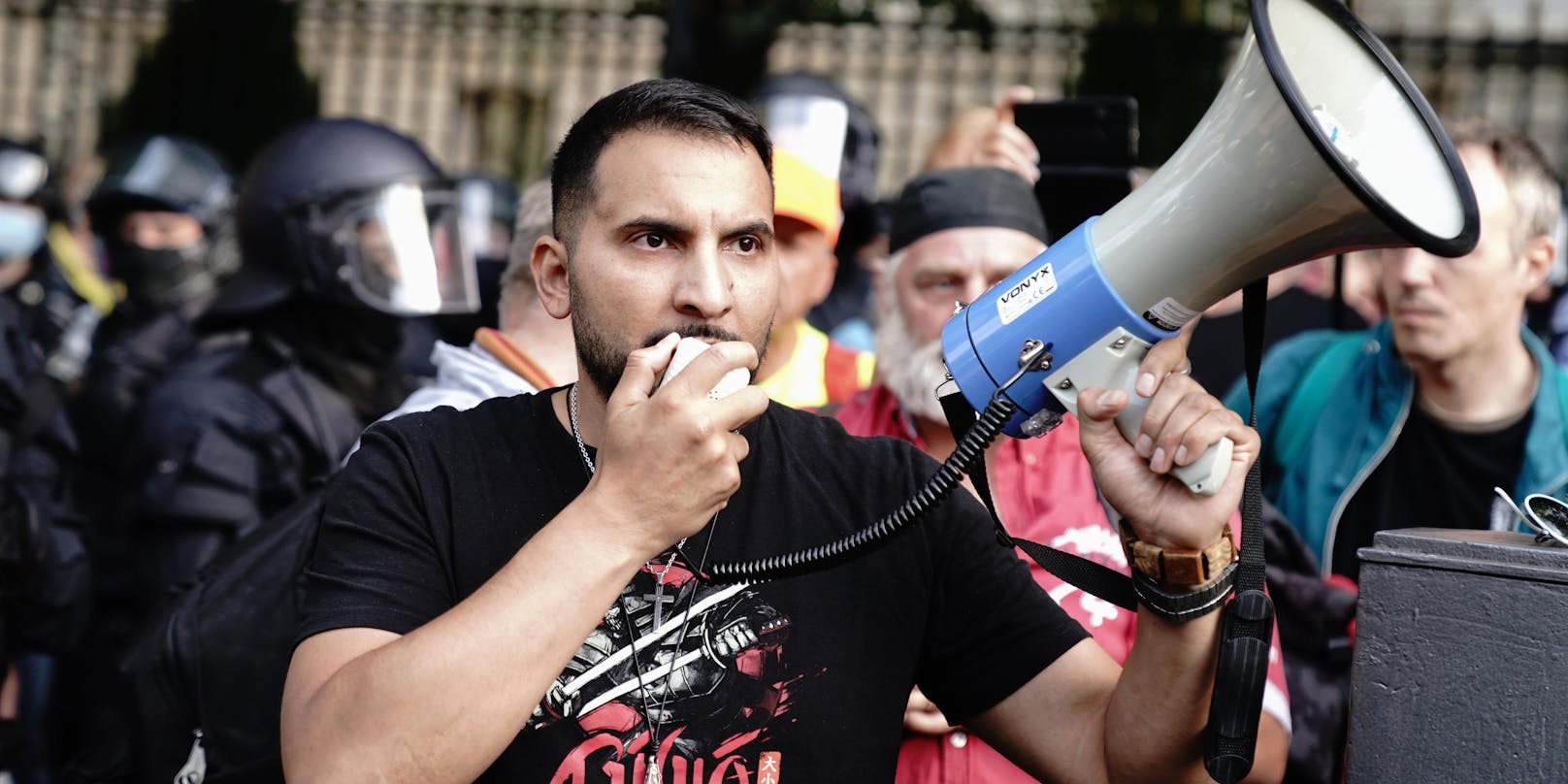 Der vegane Koch und Corona-Zweifler Attila Hildmann wurde am 29. August im Zuge einer Anti-Corona-Demo in Berlin von der Polizei abgeführt.